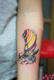 Zee kleine zeilboot creatieve arm tattoo foto