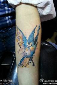 un patrón de tatuaxe de paxaro azul