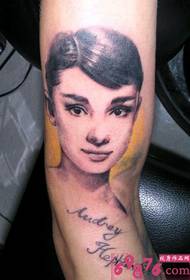 Aktorės Audrey Hepburn portreto rankos tatuiruotės nuotraukos