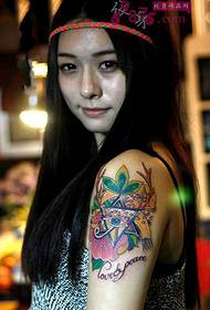 Immagine creativa del tatuaggio del braccio di bellezza di personalità