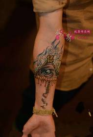 Eurooppalaisen ja amerikkalaisen tyylin kolmio silmä käsivarsi tatuointi kuvia
