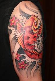 Krásne štýlové tetovanie červeného parmice