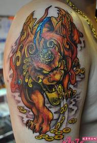 Bestia divina, immagine del tatuaggio del braccio prepotente