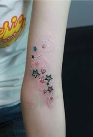 Красивая женщина вооружена красивой любовью и пятиконечной звездной татуировкой с рисунком xin