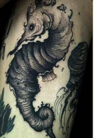 Βραχίονα μαύρο γκρι ιππόκαμπος σχέδιο τατουάζ συνιστώμενη εικόνα