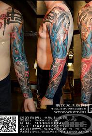 Personlig tatovering med blomsterarm