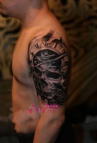 黒い灰、ヨーロッパとアメリカの腕のタトゥーの写真