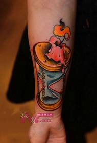 Creatieve kaars zandloper arm tattoo foto