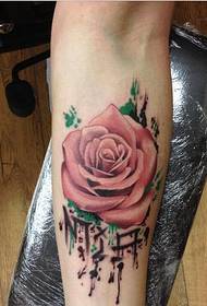Graži rankos mados išvaizda rožinės rožės tatuiruotė