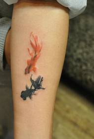 Girls' arms are beautiful looking ink style small goldfish pattern pictures