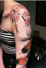 Slika modne ženske ruke lijepa trešnja zlatna ribica tetovaža slika