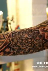 Exquisito e fermoso patrón de tatuaxe de brazo de flores