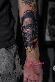 Retrato de personalidade folha de bordo braço tatuagem imagem