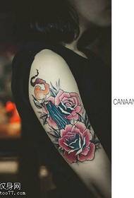 Patrón de tatuaxe de vela rosa de brazo