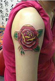Krahu i bukur në pamjen e kuqe të tatuazheve të modelit të tatuazheve u rrit