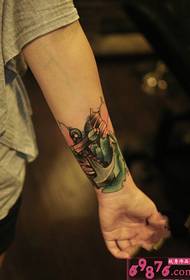 Еуропалық және американдық желкенді қайықтардың анкерлі қолдарымен татуировкасы суреттері