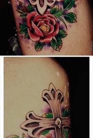 Gražus iškilmingas gėlių kryžius tatuiruotės modelis