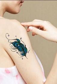 Grynos mergaitės rankos gražus spalvotų plunksnų tatuiruotės paveikslėlis