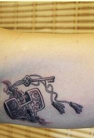 Personality arm beautiful lock tattoo pattern to enjoy pictures