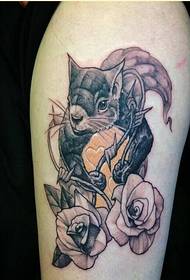 Stylish arm beautiful mouse rose tattoo pattern to enjoy the picture