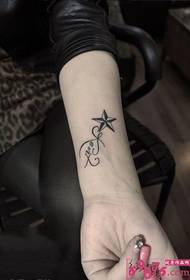Mažos šviežios anglų žvaigždės rankos tatuiruotės paveikslėliai