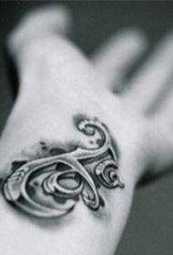 En Aarm Totem Tattoo Muster Bild