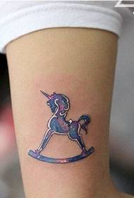Слика узорка тетоваже дрвеног коња на звијездама на руку