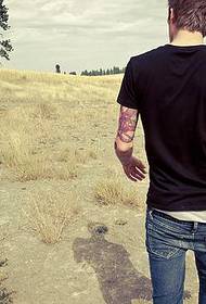 Jeropeeske en Amerikaanske manlju armkleurige ôfbyldings fan persoanen tattoo-persoanen
