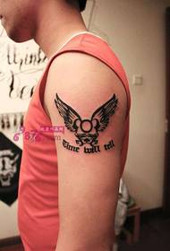 Ós creatiu de braç de nen amb imatge de tatuatge d’ales
