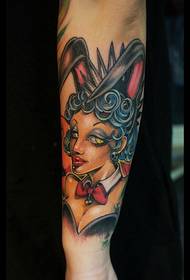 Persoonallisuus käsivarren muoti hyvännäköinen värikäs pupu tyttö tatuointi kuva