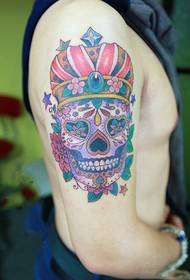 fotografia e tatuazhit të krahut të kafkës shumëngjyrëshe të kafkës