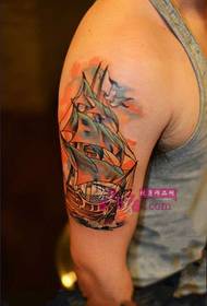 Creatieve kleuren zeilboot arm tattoo foto