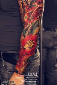 Βραχίονα κόκκινο κόκκινο φωτεινό σχέδιο τατουάζ δράκων