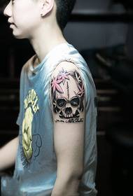 Слика згодне тетоваже згодног момка на руку