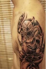 Una imagen recomendada de patrón de tatuaje de Raytheon dominante en el brazo masculino