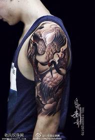 Patrón de tatuaje de grúa de brazo