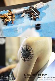 Crni dominirajući simbol tetovaža uzorak