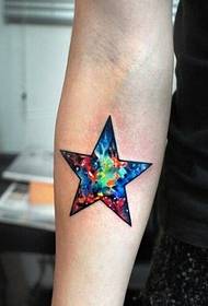 Arm мода добре изглеждаща цветна звездна петолъчна звезда татуировка снимка