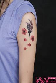 Βραχίονα του κοριτσιού ωραία εμφάνιση εικόνα κερασιού αγγέλου μοτίβο τατουάζ