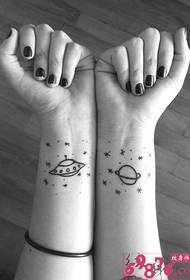 팔 성격 UFO와 행성 문신 사진
