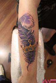 Image de tatouage de bras de couronne de plume pourpre