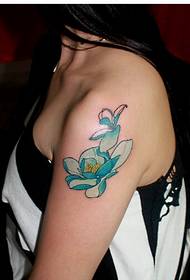 Mooie vrouw arm, elegant lotus tattoo patroon