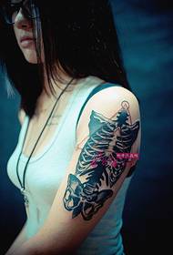 Chica brazo creativo esqueleto personalidad tatuaje foto