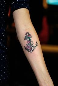Imagen de tatuaje de brazo de ancla de barco fresco