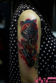 Imagen creativa del tatuaje del brazo del gato pirata salvaje