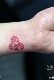 Rdeči majhen vzorec tetovaže za bučke