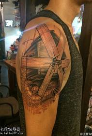 Дрвена шема на тетоважи со ветерници