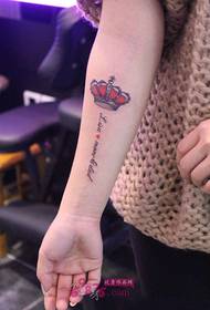 Fresh English small crown arm tattoo picture