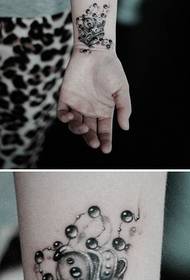 Imagem criativa de tatuagem de braço de coroa