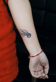 Skaistumkopšanas rokas modes izskatīga medūzas tetovējuma modeļa attēls